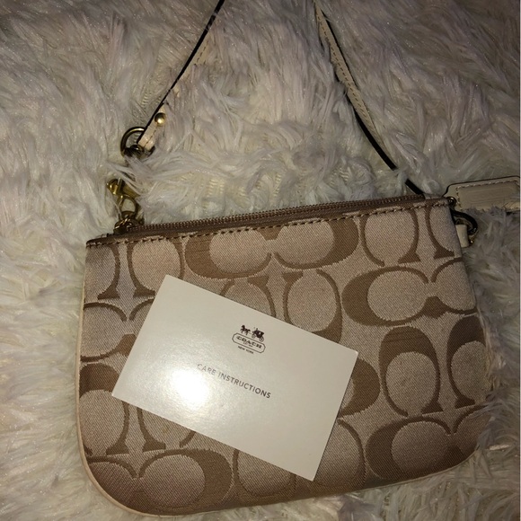 Coach Poppy Wristlet - Picture 12 of 14